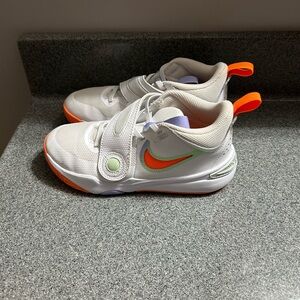 Nike hustled 11. Kids basketball. 2Y.